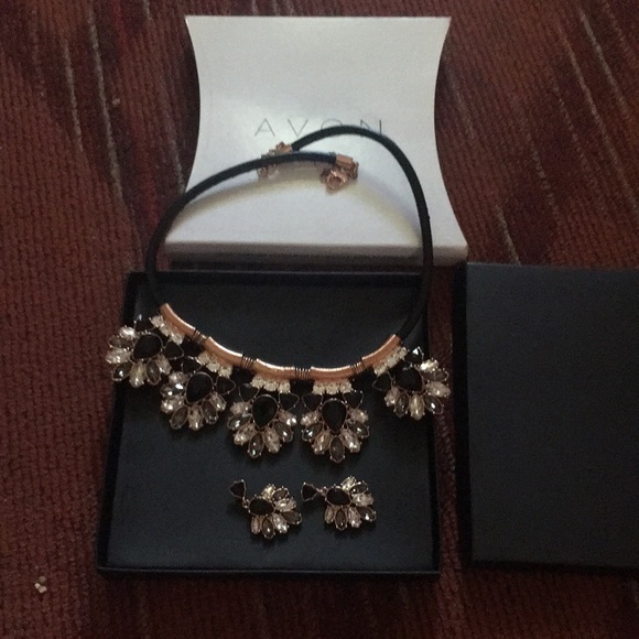 New in box Avon Rose and jet Statement Necklace and Earrings set - Picture 5 of 12